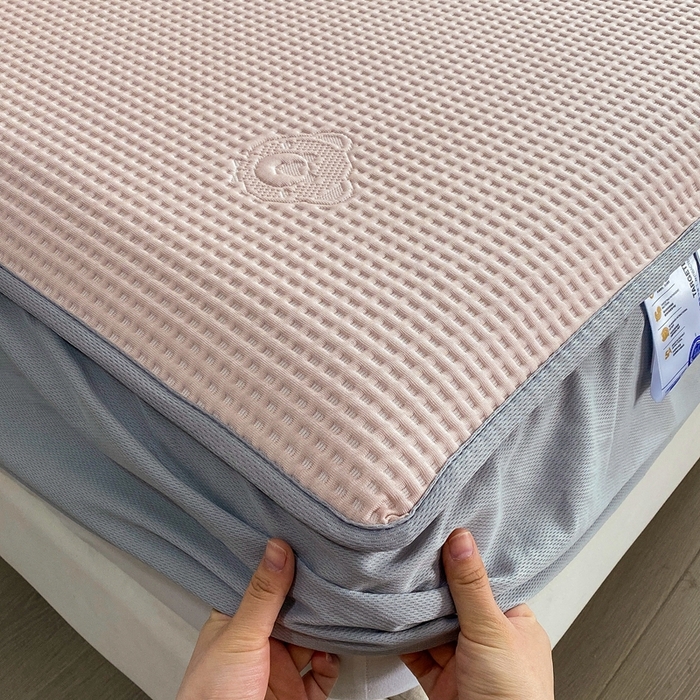 91家纺网 家纺一手货源 找家纺 欧邦 2025春夏新款5A抗菌华夫格凉感冰豆床笠款凉席席子-小熊系列 小熊-贵妃粉