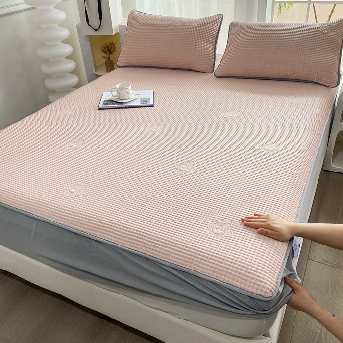 91家纺网 家纺一手货源 找家纺 欧邦 2025春夏新款5A抗菌华夫格凉感冰豆床笠款凉席席子-小熊系列 小熊-贵妃粉