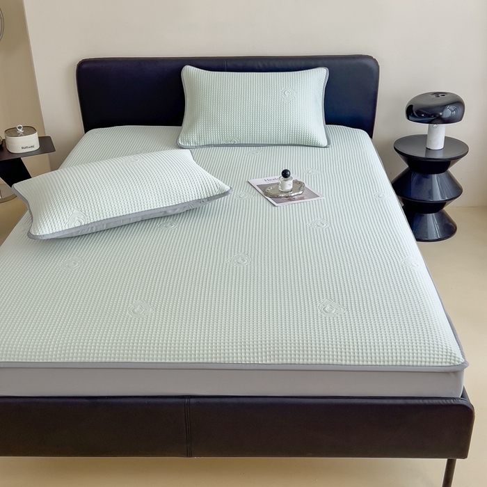 91家纺网 家纺一手货源 找家纺 欧邦 2025春夏新款5A抗菌华夫格凉感冰豆床笠款凉席席子-小熊系列 小熊-水绿