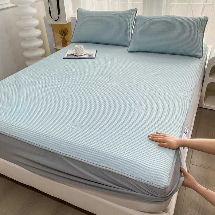 91家纺网 家纺一手货源 找家纺 欧邦 2025春夏新款5A抗菌华夫格凉感冰豆床笠款凉席席子-小熊系列 小熊-孔雀蓝