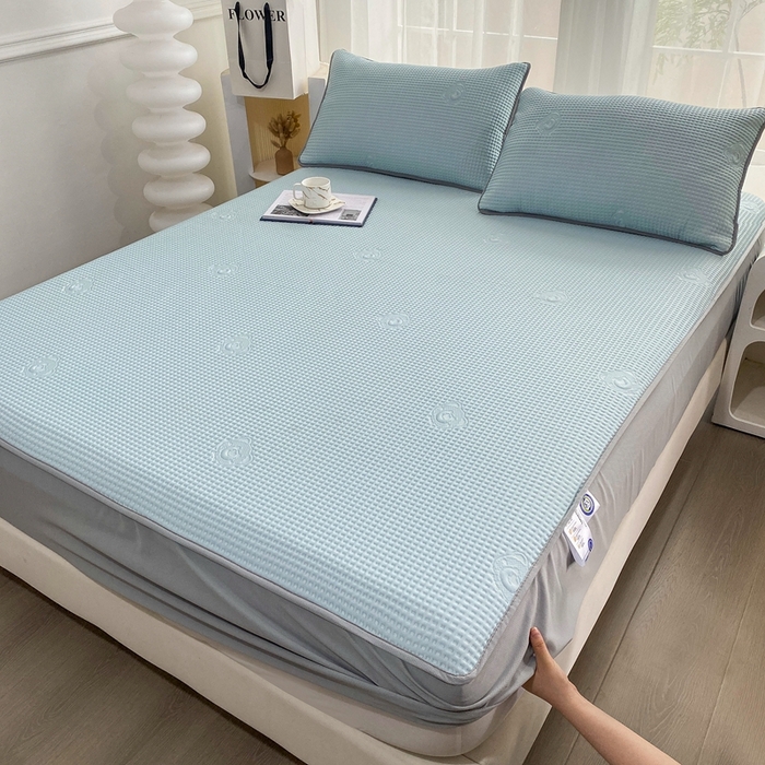 91家纺网 家纺一手货源 找家纺 欧邦 2025春夏新款5A抗菌华夫格凉感冰豆床笠款凉席席子-小熊系列 小熊-孔雀蓝