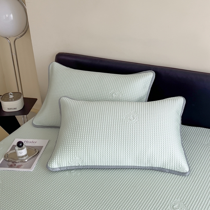 91家纺网 家纺一手货源 找家纺 欧邦 2025春夏新款5A抗菌华夫格凉感冰豆床笠款凉席席子-小熊系列 小熊-水绿