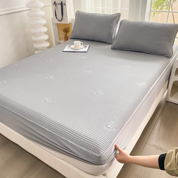 91家纺网 家纺一手货源 找家纺 欧邦 2025春夏新款5A抗菌华夫格凉感冰豆床笠款凉席席子-小熊系列 小熊-极致灰