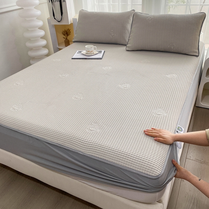 91家纺网 家纺一手货源 找家纺 欧邦 2025春夏新款5A抗菌华夫格凉感冰豆床笠款凉席席子-小熊系列 小熊-浅卡其