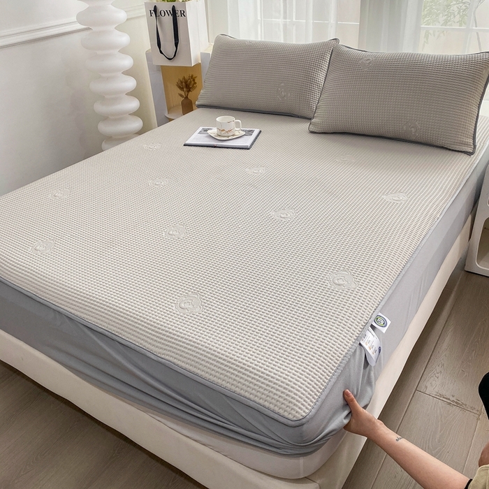 91家纺网 家纺一手货源 找家纺 欧邦 2025春夏新款5A抗菌华夫格凉感冰豆床笠款凉席席子-小熊系列 小熊-浅卡其