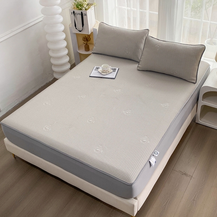 91家纺网 家纺一手货源 找家纺 欧邦 2025春夏新款5A抗菌华夫格凉感冰豆床笠款凉席席子-小熊系列 小熊-浅卡其