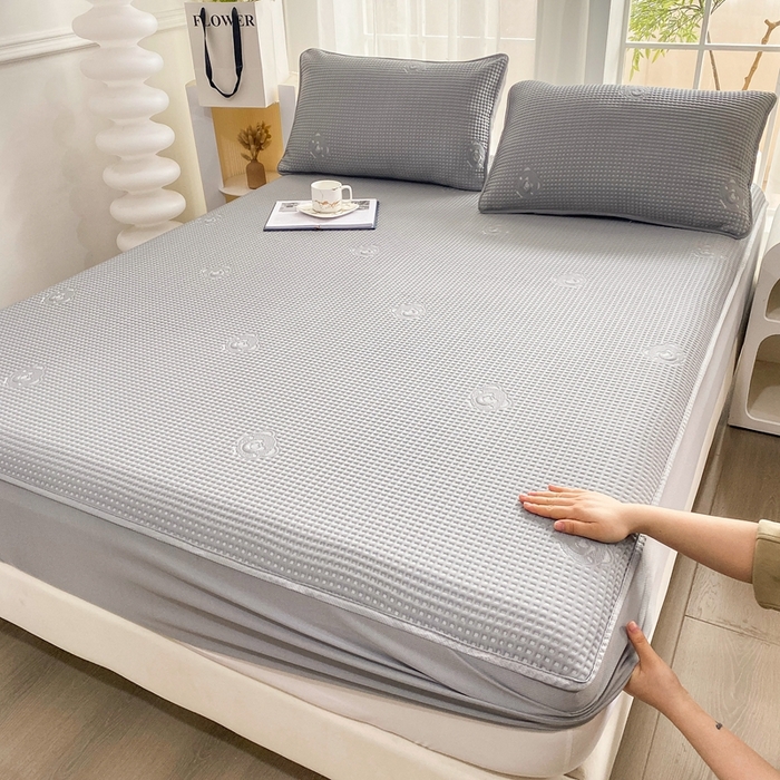 91家纺网 家纺一手货源 找家纺 欧邦 2025春夏新款5A抗菌华夫格凉感冰豆床笠款凉席席子-小熊系列 小熊-极致灰