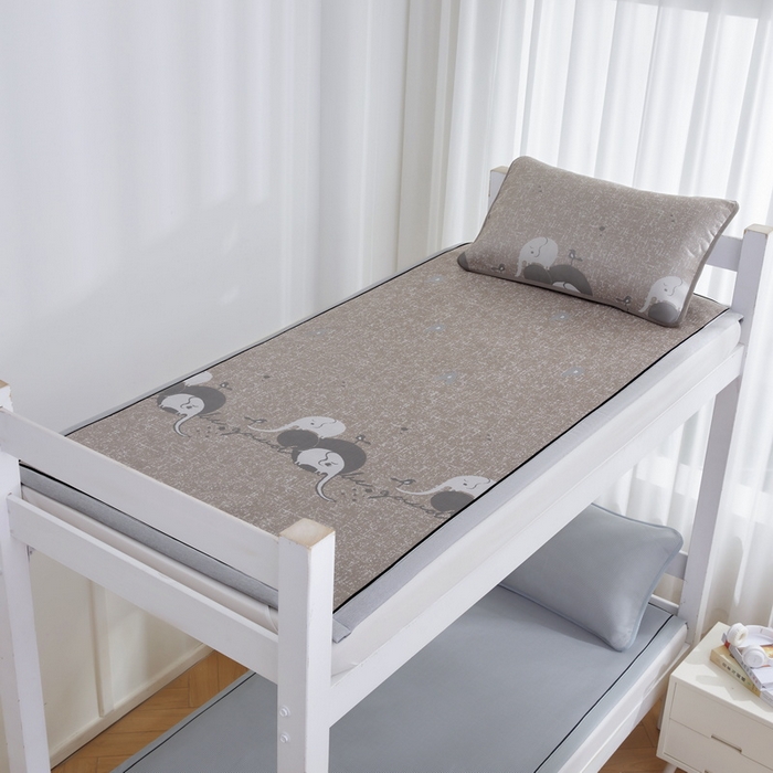 91家纺网 家纺一手货源 找家纺 （总）爱思凯家纺 2025新款【学生】凉感三明治冰丝席-芳华系列-条席款（场景一）