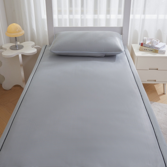 91家纺网 家纺一手货源 找家纺 （总）爱思凯家纺 2025新款【学生】凉感三明治冰丝席-芳华系列-条席款（场景一）