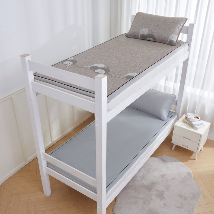 91家纺网 家纺一手货源 找家纺 （总）爱思凯家纺 2025新款【学生】凉感三明治冰丝席-芳华系列-条席款（场景一）