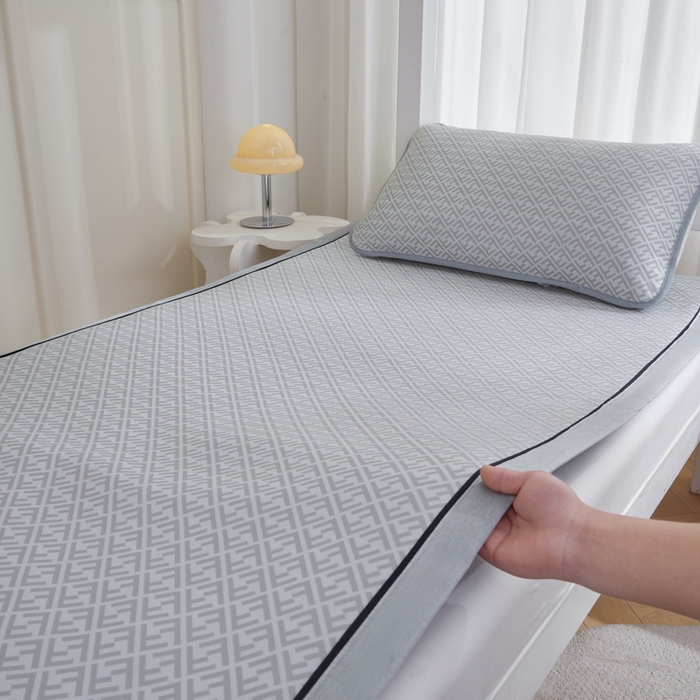 91家纺网 家纺一手货源 找家纺 （总）爱思凯家纺 2025新款【学生】凉感三明治冰丝席-芳华系列-条席款（场景一）