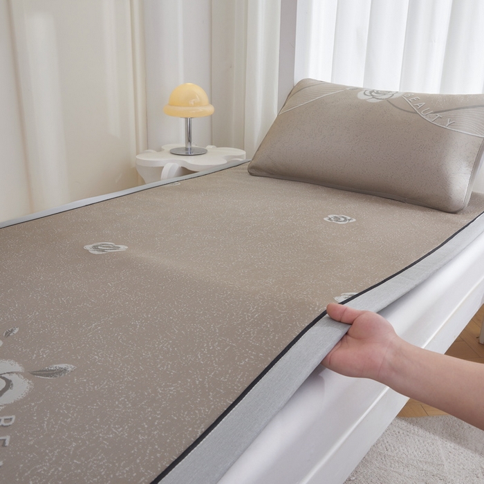 91家纺网 家纺一手货源 找家纺 （总）爱思凯家纺 2025新款【学生】凉感三明治冰丝席-芳华系列-条席款（场景一）