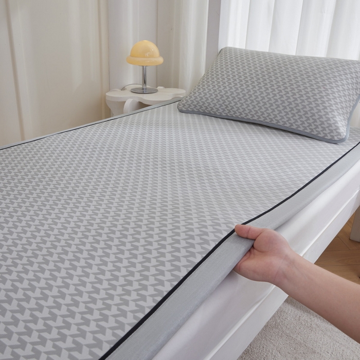 91家纺网 家纺一手货源 找家纺 （总）爱思凯家纺 2025新款【学生】凉感三明治冰丝席-芳华系列-条席款（场景一）