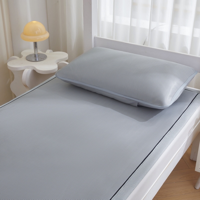 91家纺网 家纺一手货源 找家纺 （总）爱思凯家纺 2025新款【学生】凉感三明治冰丝席-芳华系列-条席款（场景一）