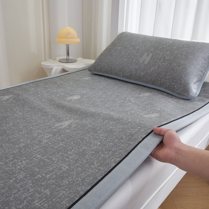 91家纺网 家纺一手货源 找家纺 （总）爱思凯家纺 2025新款【学生】凉感三明治冰丝席-芳华系列-条席款（场景一）