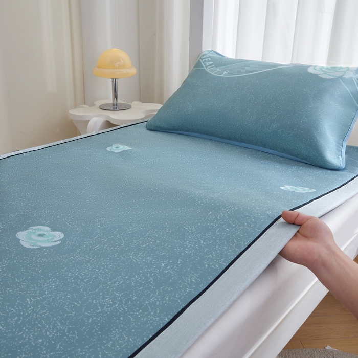 91家纺网 家纺一手货源 找家纺 （总）爱思凯家纺 2025新款【学生】凉感三明治冰丝席-芳华系列-条席款（场景一）