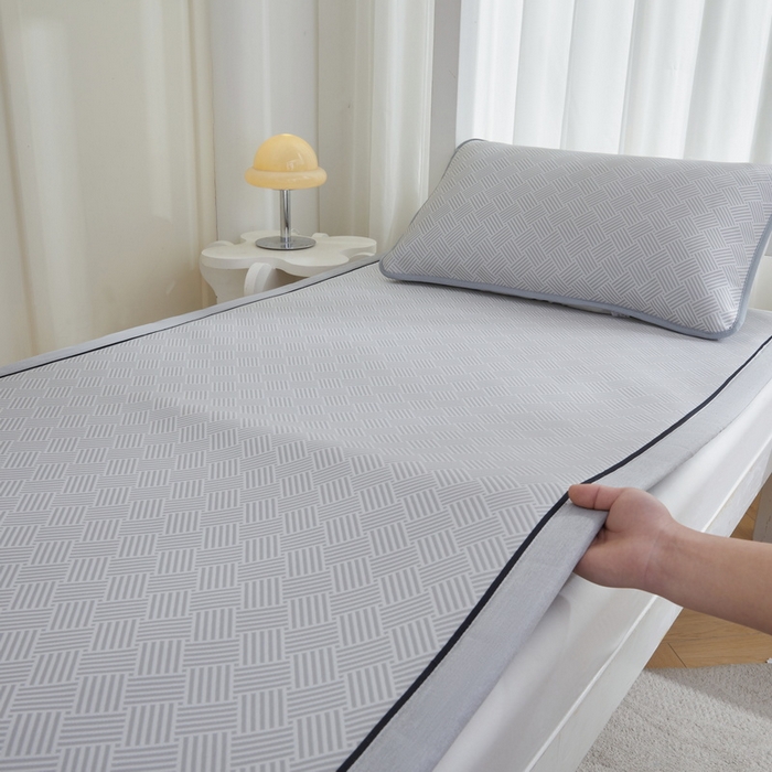 91家纺网 家纺一手货源 找家纺 （总）爱思凯家纺 2025新款【学生】凉感三明治冰丝席-芳华系列-条席款（场景一）