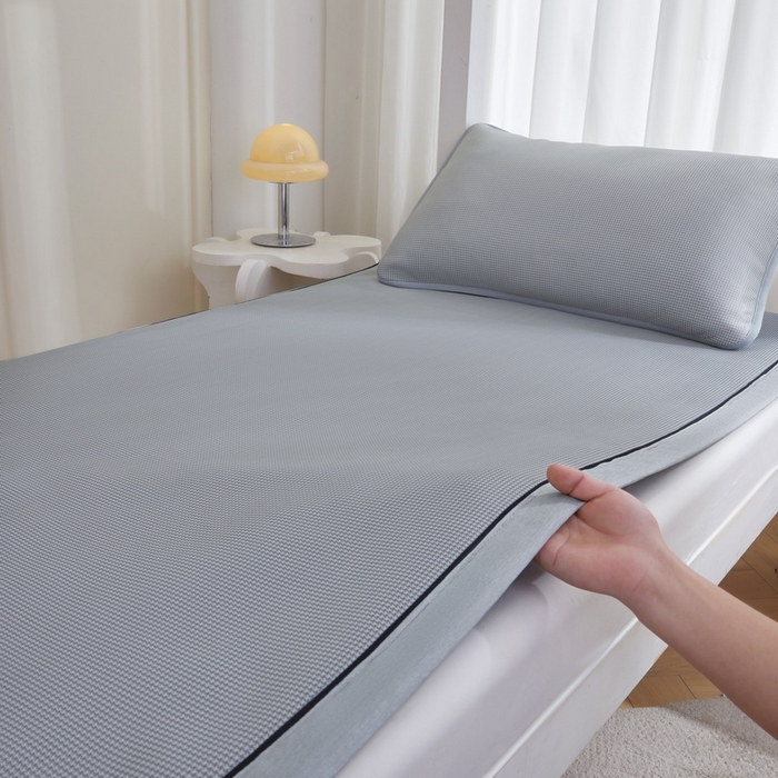 91家纺网 家纺一手货源 找家纺 （总）爱思凯家纺 2025新款【学生】凉感三明治冰丝席-芳华系列-条席款（场景一）