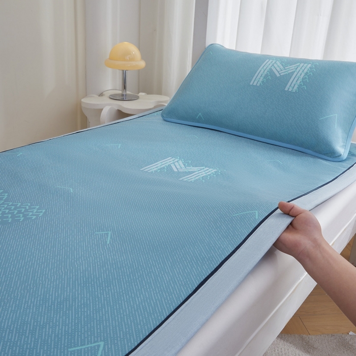 91家纺网 家纺一手货源 找家纺 （总）爱思凯家纺 2025新款【学生】凉感三明治冰丝席-芳华系列-条席款（场景一）