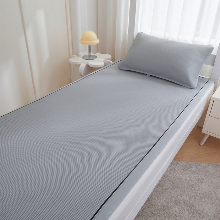 91家纺网 家纺一手货源 找家纺 （总）爱思凯家纺 2025新款【学生】凉感三明治冰丝席-芳华系列-条席款（场景一）