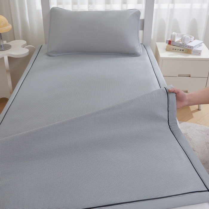 91家纺网 家纺一手货源 找家纺 （总）爱思凯家纺 2025新款【学生】凉感三明治冰丝席-芳华系列-条席款（场景一）