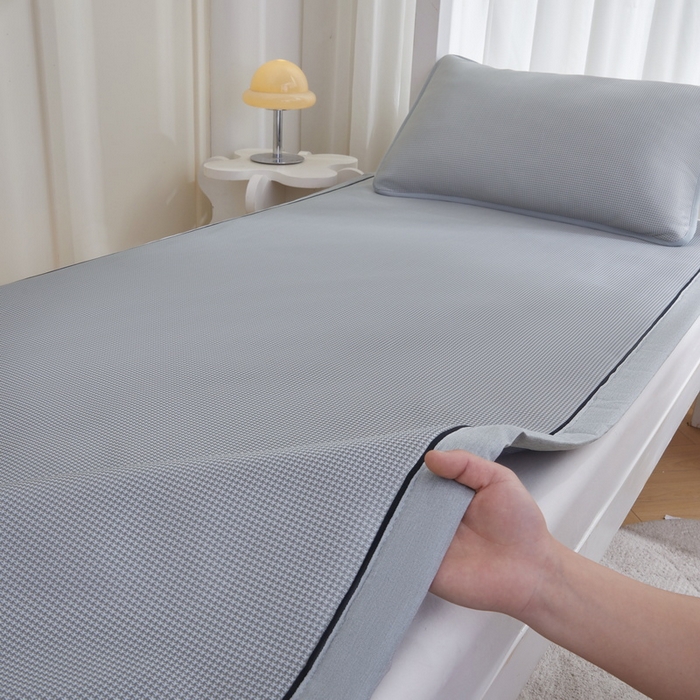 91家纺网 家纺一手货源 找家纺 （总）爱思凯家纺 2025新款【学生】凉感三明治冰丝席-芳华系列-条席款（场景一）