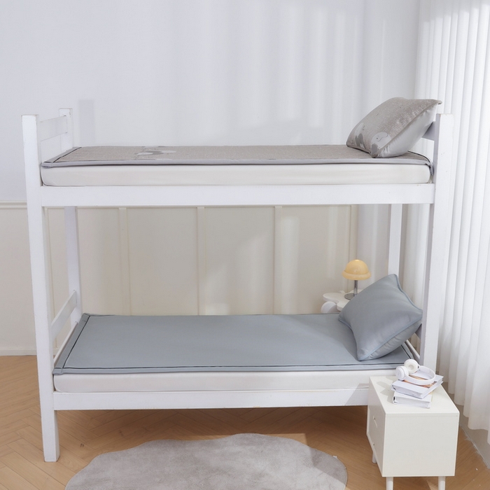 91家纺网 家纺一手货源 找家纺 （总）爱思凯家纺 2025新款【学生】凉感三明治冰丝席-芳华系列-条席款（场景一）