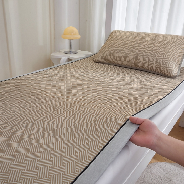 91家纺网 家纺一手货源 找家纺 （总）爱思凯家纺 2025新款【学生】凉感三明治冰丝席-芳华系列-条席款（场景一）