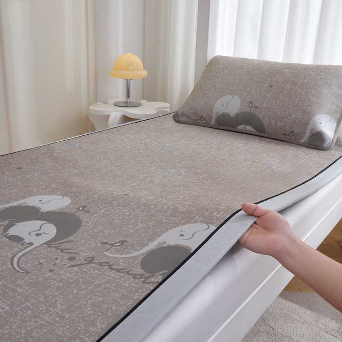 91家纺网 家纺一手货源 找家纺 （总）爱思凯家纺 2025新款【学生】凉感三明治冰丝席-芳华系列-条席款（场景一）