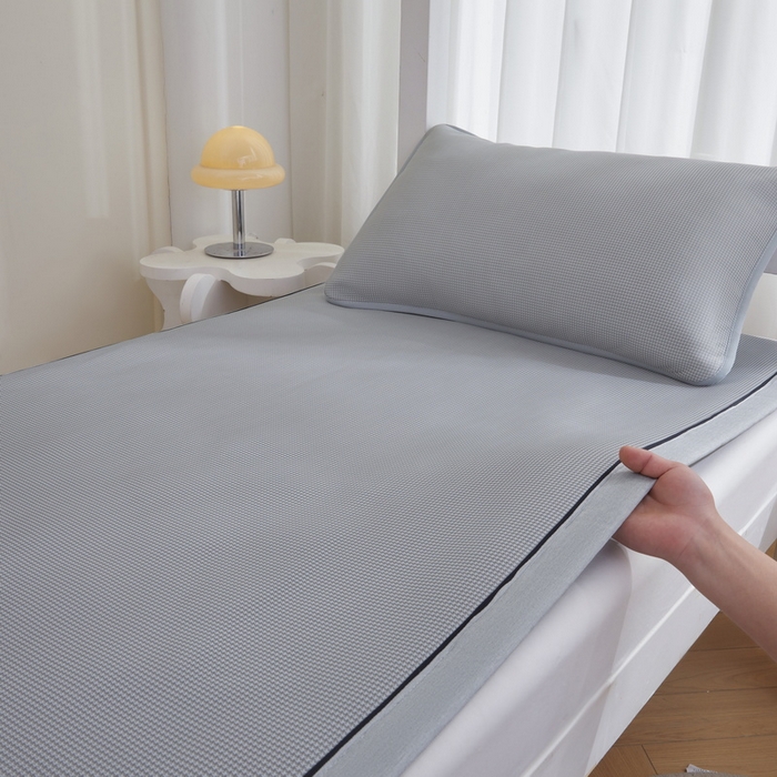 91家纺网 家纺一手货源 找家纺 （总）爱思凯家纺 2025新款【学生】凉感三明治冰丝席-芳华系列-条席款（场景一）