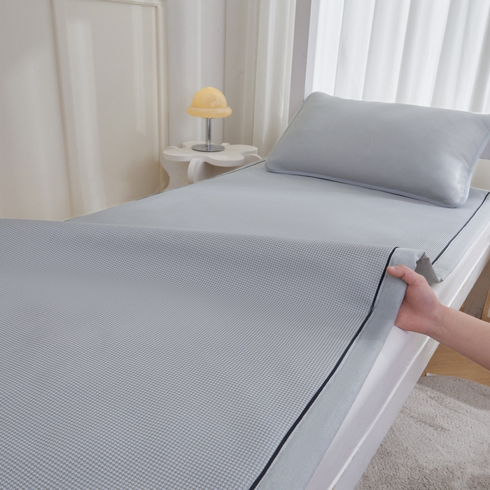 91家纺网 家纺一手货源 找家纺 （总）爱思凯家纺 2025新款【学生】凉感三明治冰丝席-芳华系列-条席款（场景一）