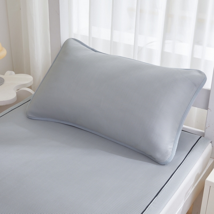 91家纺网 家纺一手货源 找家纺 （总）爱思凯家纺 2025新款【学生】凉感三明治冰丝席-芳华系列-条席款（场景一）