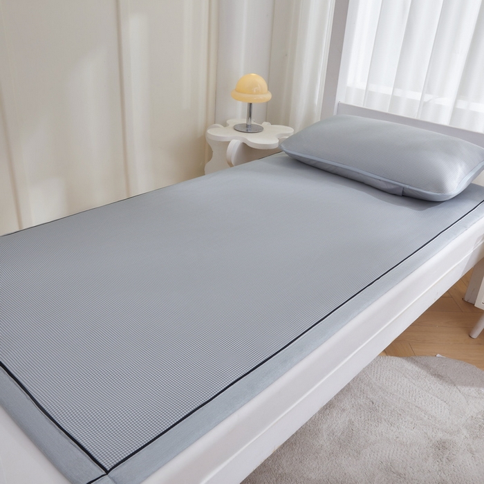 91家纺网 家纺一手货源 找家纺 （总）爱思凯家纺 2025新款【学生】凉感三明治冰丝席-芳华系列-条席款（场景一）