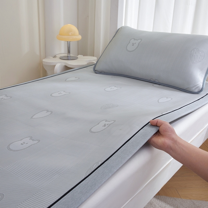 91家纺网 家纺一手货源 找家纺 （总）爱思凯家纺 2025新款【学生】凉感三明治冰丝席-芳华系列-条席款（场景一）