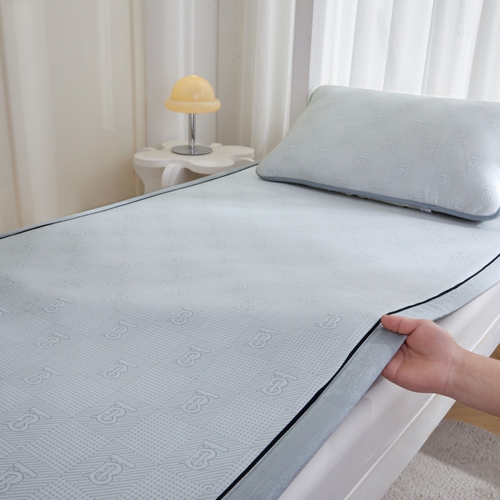 91家纺网 家纺一手货源 找家纺 （总）爱思凯家纺 2025新款【学生】凉感三明治冰丝席-芳华系列-条席款（场景一）