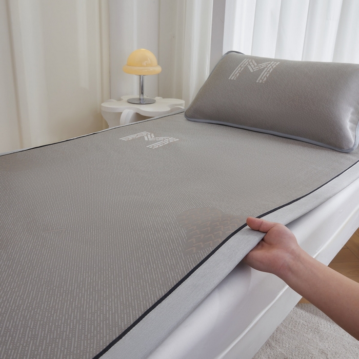 91家纺网 家纺一手货源 找家纺 （总）爱思凯家纺 2025新款【学生】凉感三明治冰丝席-芳华系列-条席款（场景一）