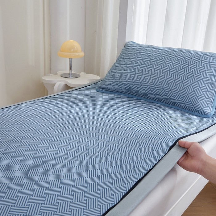 91家纺网 家纺一手货源 找家纺 （总）爱思凯家纺 2025新款【学生】凉感三明治冰丝席-芳华系列-条席款（场景一）