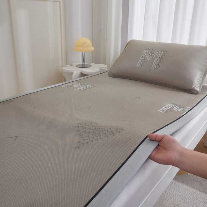 91家纺网 家纺一手货源 找家纺 （总）爱思凯家纺 2025新款【学生】凉感三明治冰丝席-芳华系列-条席款（场景一）