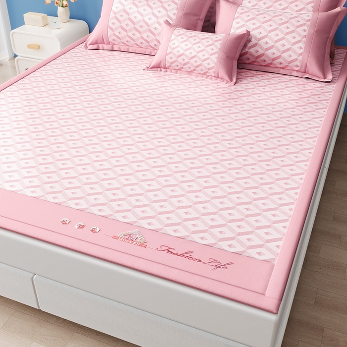 91家纺网 家纺一手货源 找家纺 鑫琪莱家纺 2025新款冰柔凉感丝凉席席子三件套 摩登立方-粉-床席款