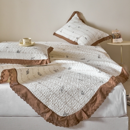 漫仙阁家纺 2025新款热卖法式花边款加厚床盖床盖三件套 巴黎熊