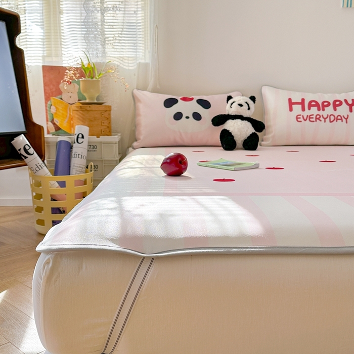 91家纺网 家纺一手货源 找家纺 美乐迪家纺 2025新款碳光凉感冰丝席 苹果熊猫