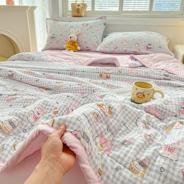 91家纺网 家纺一手货源 找家纺 西域种棉人·千百笠 2025新款A类新疆棉花夏凉被加宽包边水洗棉卡通印花吸湿透气棉花夏被空调被 凌香 童趣