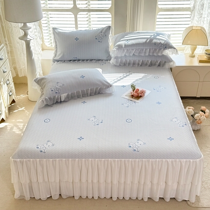 91家纺网 家纺一手货源 找家纺 优贝 2025新款直播爆款卡皮巴拉系列冰豆豆凉席床裙款 小熊-蓝