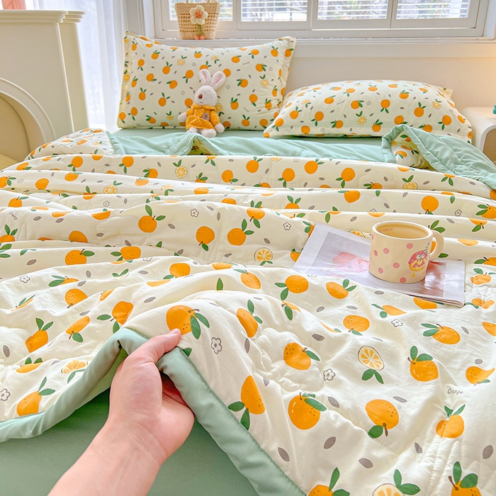 91家纺网 家纺一手货源 找家纺 西域种棉人·千百笠 2025新款A类新疆棉花夏凉被加宽包边水洗棉卡通印花吸湿透气棉花夏被空调被 凌香 桔子