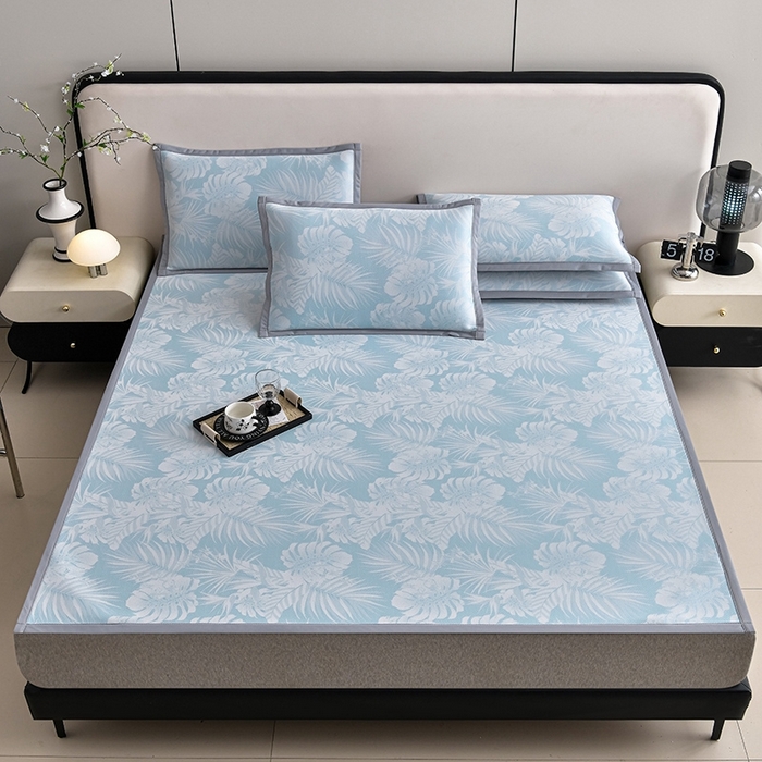 91家纺网 家纺一手货源 找家纺 芯诗曼家纺 2025新款三明治凉感丝提花冰丝席凉席 叶语恋-蓝床席款