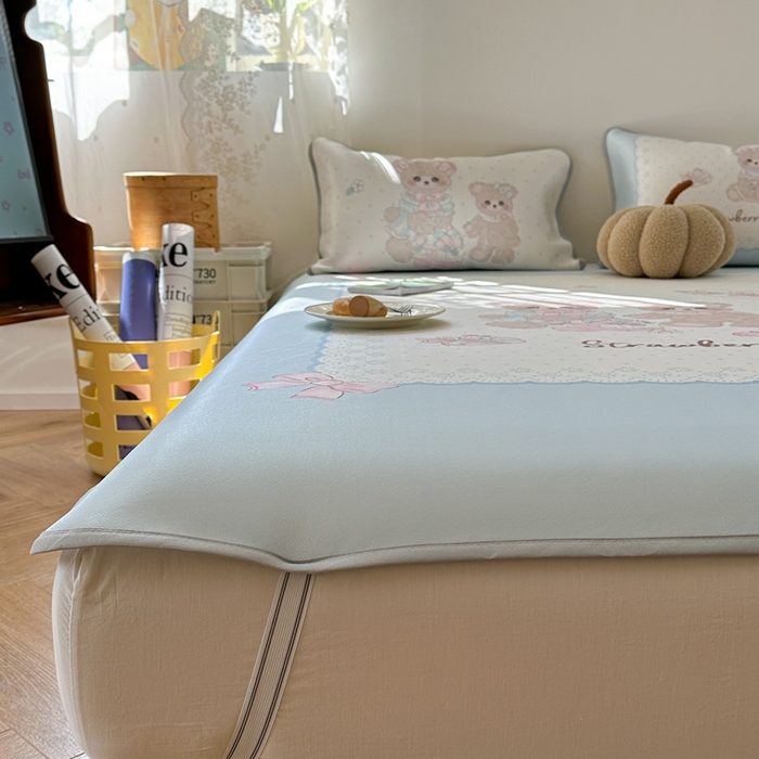 91家纺网 家纺一手货源 找家纺 美乐迪家纺 2025新款碳光凉感冰丝席 三只熊