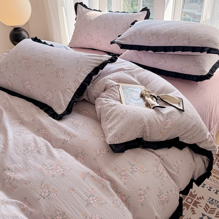 91家纺网 家纺一手货源 找家纺 2025新款黑花边有氧云感m提花针织水洗m双层纱四件套 秘密花园