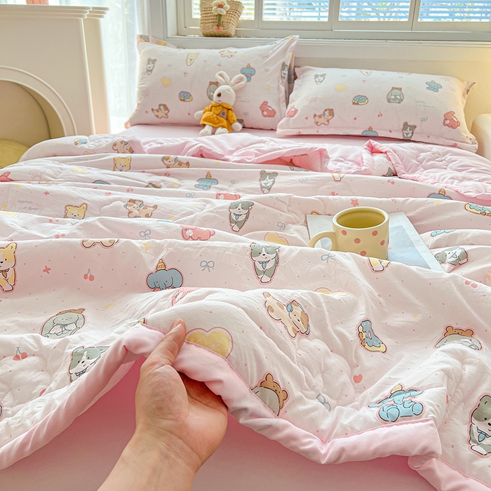 91家纺网 家纺一手货源 找家纺 西域种棉人·千百笠 2025新款A类新疆棉花夏凉被加宽包边水洗棉卡通印花吸湿透气棉花夏被空调被 凌香 淘气狗