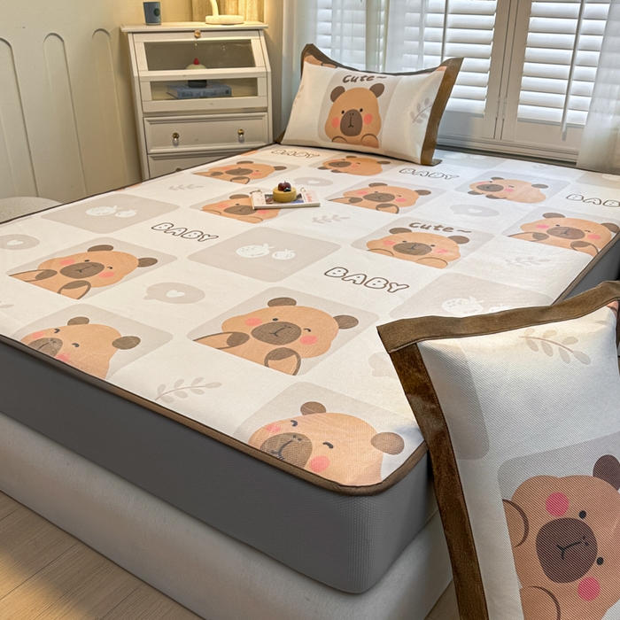 91家纺网 家纺一手货源 找家纺 花言狐语 2025新款真冰藤印花床笠款凉席 卡比巴拉