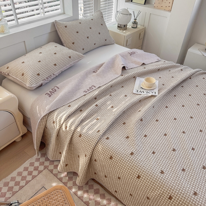 91家纺网 家纺一手货源 找家纺 宜梦家居【需要买家秀请联系老板】 2025新款双面纯棉夹层新疆棉花高温砂洗全棉床盖 呆萌熊咖